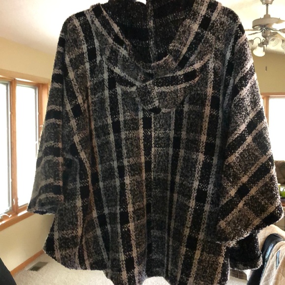 Hem and Thread poncho - Picture 2 of 2